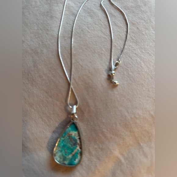 Elegant stamped sterling Silver and Turquoise Pendant Necklace - Picture 3 of 4